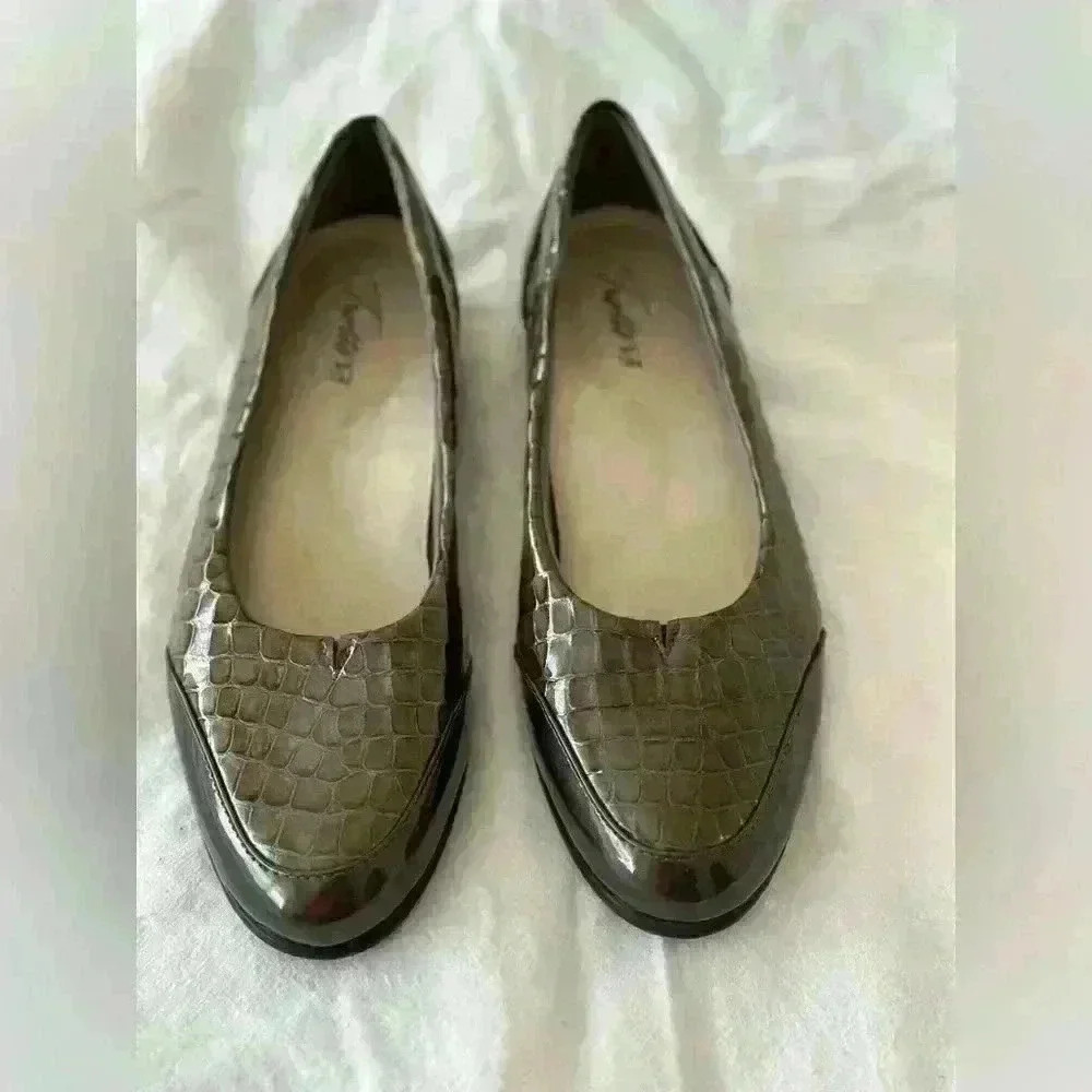 Trotters Women’s Arnello Flat, Size 6.5